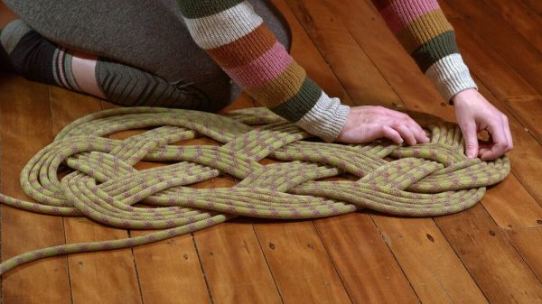 How to weave a climbing rope rug