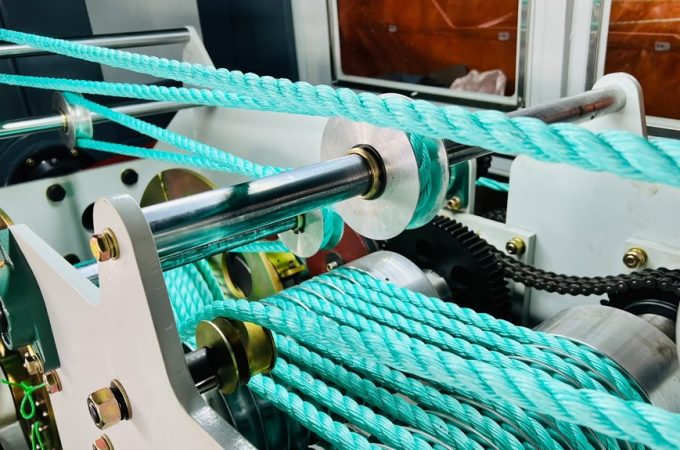 How does a rope making machine work?