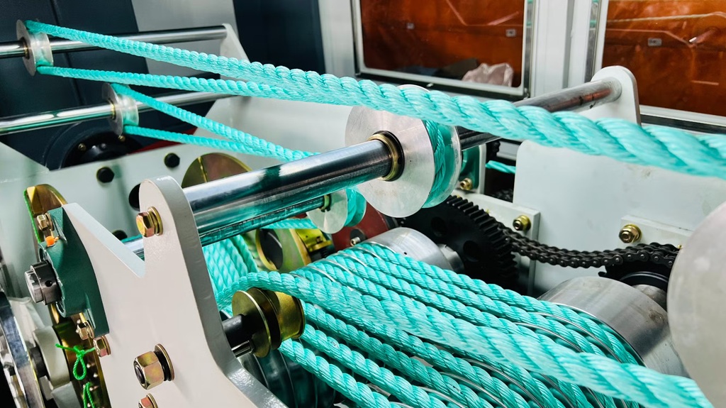 How does a rope making machine work?