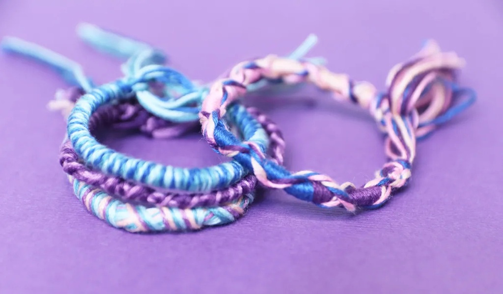 How to make a bracelet out of a string?