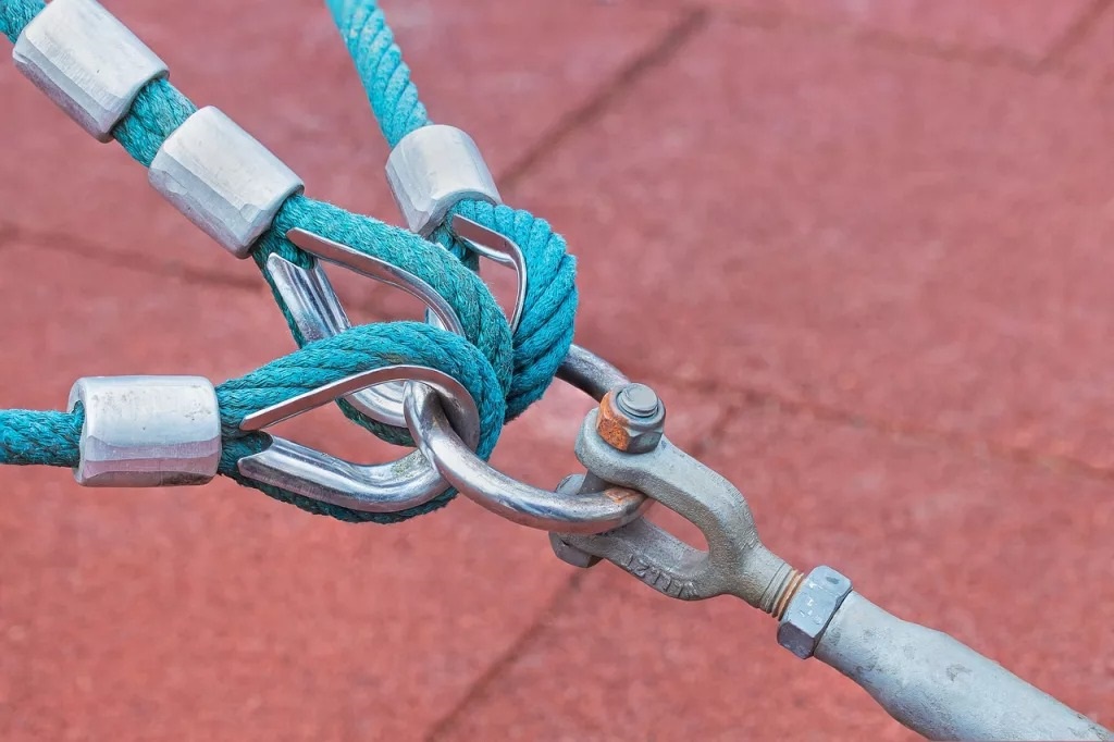 Are natural ropes like manila still used in logistics